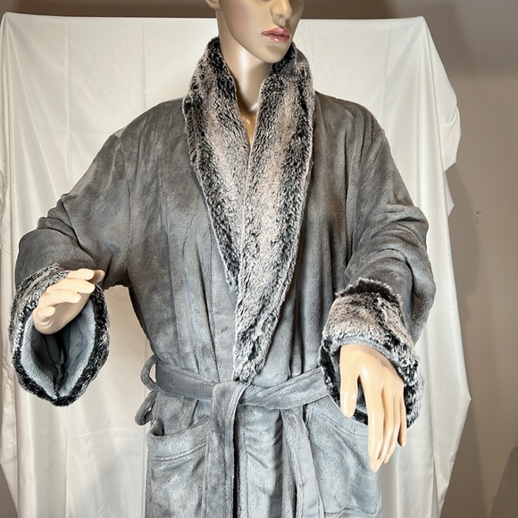 Luxurious 🤩 Faux Fur Bath Robe from Hotel Collection. - Picture 1 of 12